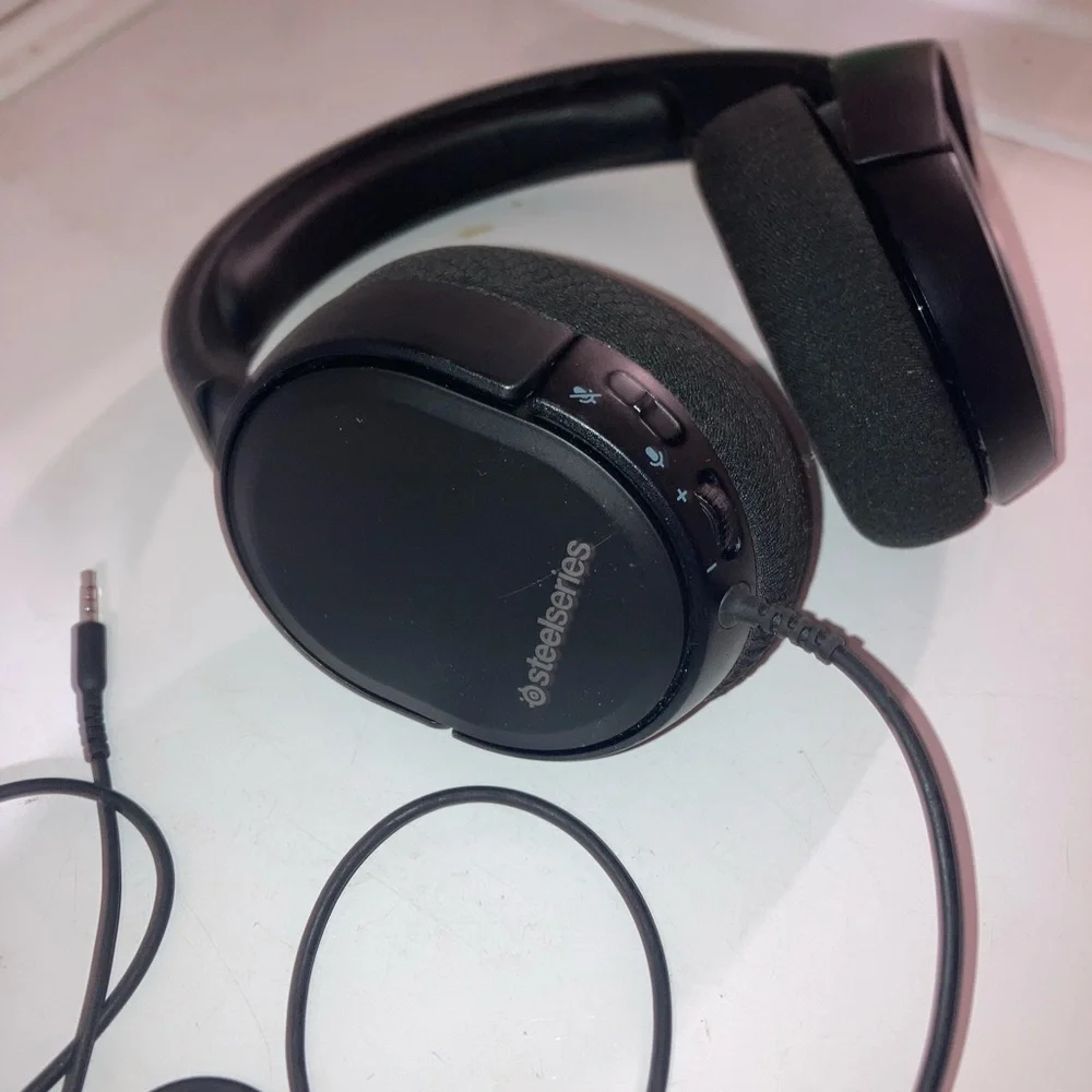 Brand new never been worn steelseries head set for gaming. Has built in mic!